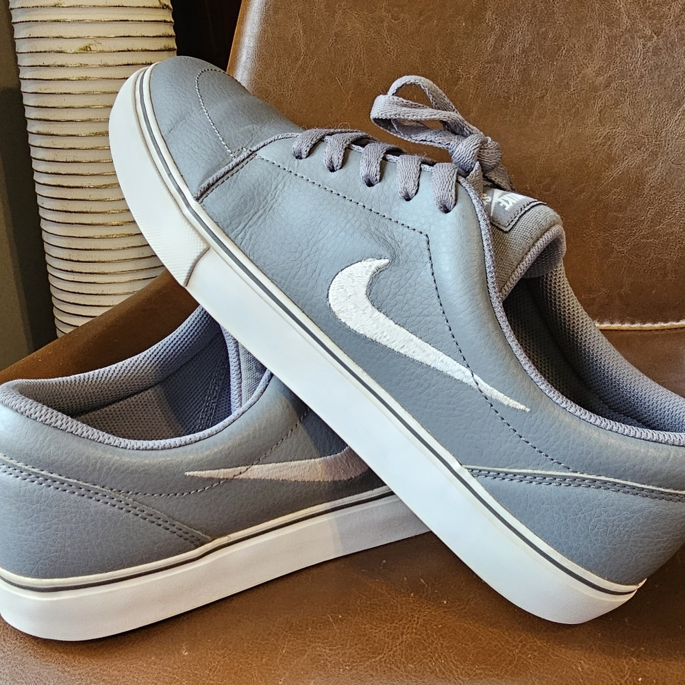 Nike SB Satire Men’s Size 11 Gray Leather Sneakers